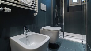 Classic-huoneisto (1 Bedroom) | Kylpyhuone | Suihku, bidee