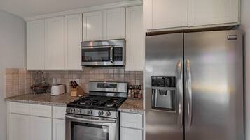 Geladeira, micro-ondas, fogão, cooktop