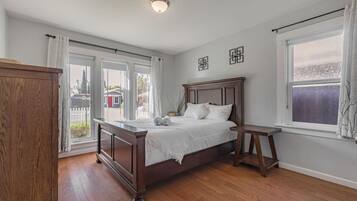 2 habitaciones, escritorio y tabla de planchar con plancha