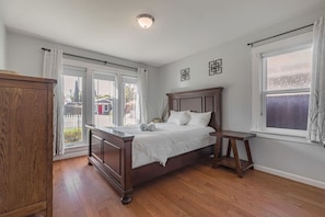 2 habitaciones, escritorio y tabla de planchar con plancha