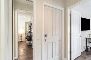 Interior - Stylish 2BR Suite in Heart of Downtown Sunnyvale (Sunnyvale)