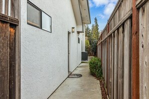 Exterior detail - Stylish 2BR Suite in Heart of Downtown Sunnyvale (Sunnyvale)