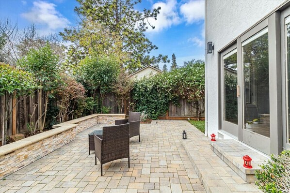 Terrace/patio - Stylish 2BR Suite in Heart of Downtown Sunnyvale (Sunnyvale)