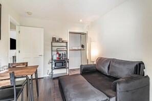 Living area - Stylish 2BR Suite in Heart of Downtown Sunnyvale (Sunnyvale)