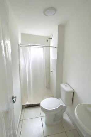 Chuveiro, papel higiênico