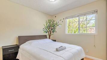 3 bedrooms, desk, iron/ironing board, WiFi