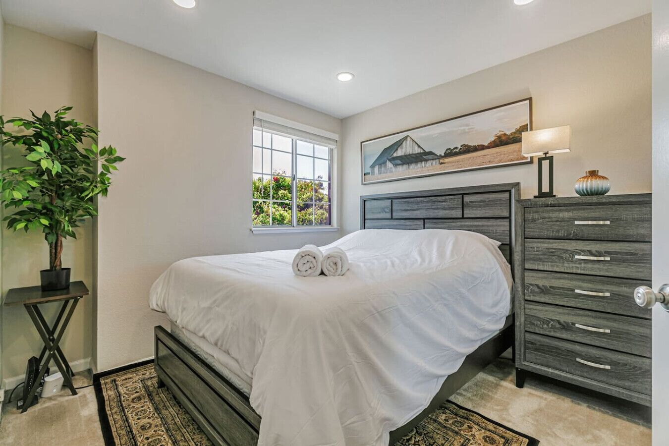 办公桌、熨斗/熨衣板、WiFi、床单