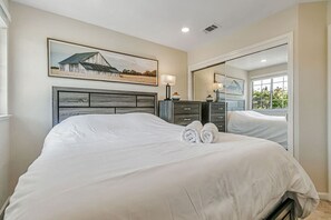 4 Schlafzimmer, Schreibtisch, Bügeleisen/Bügelbrett, WLAN
