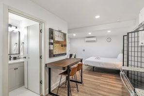 Desk, iron/ironing board, WiFi - Luxury Studio in Central Fremont (Fremont)