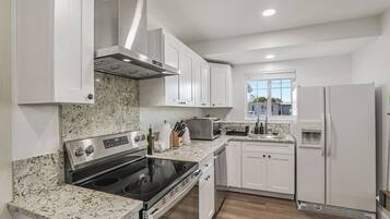 Kühlschrank, Mikrowelle, Herdplatte, Geschirrspüler