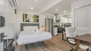 Schreibtisch, Bügeleisen/Bügelbrett, WLAN