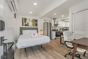 Schreibtisch, Bügeleisen/Bügelbrett, WLAN