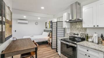 Kühlschrank, Mikrowelle, Herdplatte, Geschirrspüler