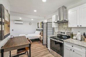 Kühlschrank, Mikrowelle, Herdplatte, Geschirrspüler