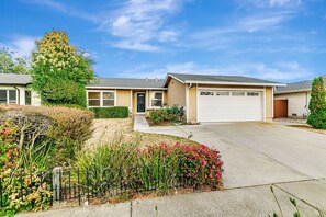 Exterior - Fremont 4BD/2BA Gem w/ Big Yard (Fremont)
