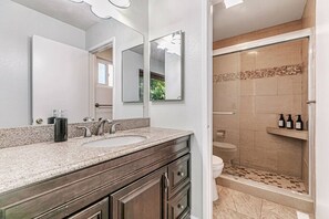 Hair dryer - Fremont 4BD/2BA Gem w/ Big Yard (Fremont)