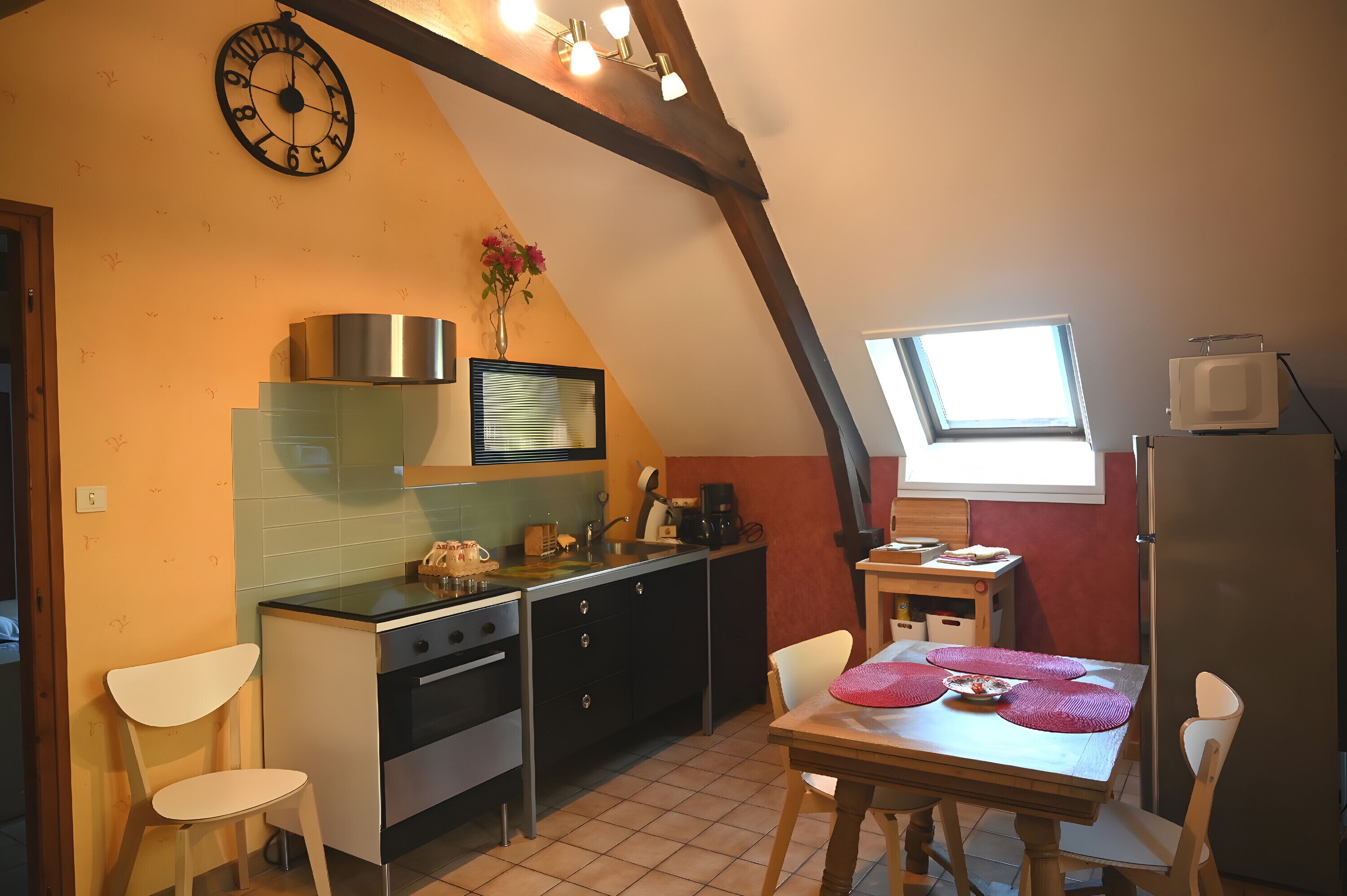 Køleskab, mikrobølgeovn, ovn, kogeplade