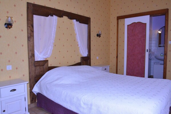 Iron/ironing board, WiFi, bed sheets