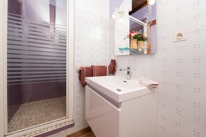 Douche, séchoir à cheveux, serviettes fournies