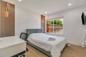 Escritorio, tabla de planchar con plancha, wifi y ropa de cama 