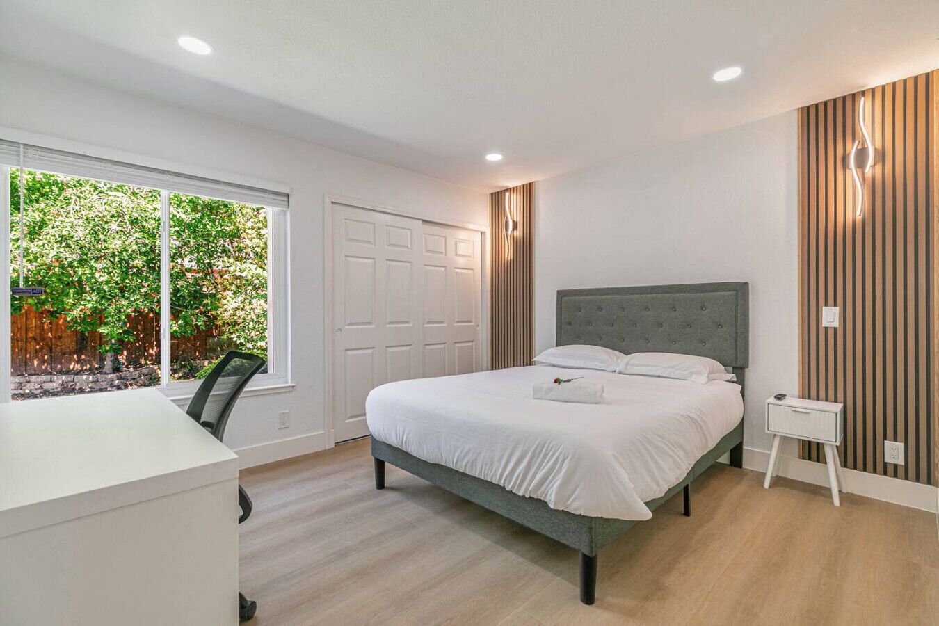 Desk, iron/ironing board, WiFi, bed sheets