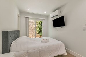 Desk, iron/ironing board, WiFi, bed sheets