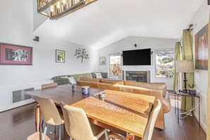 Dining - 4BR3.5BA w/Epic SJ Valley Views! (San Jose)