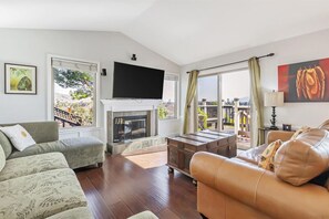 Living area - 4BR3.5BA w/Epic SJ Valley Views! (San Jose)