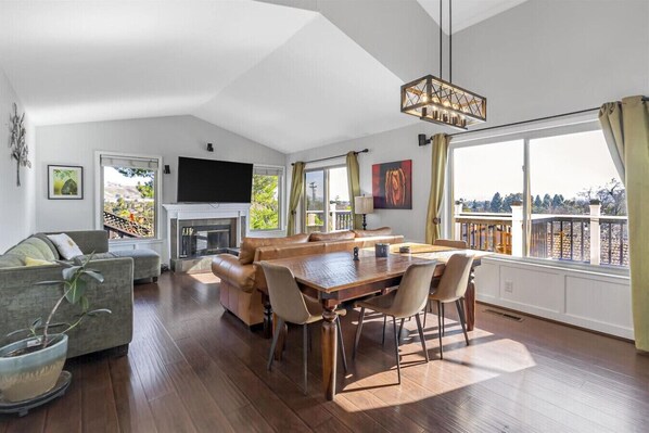 Living area - 4BR3.5BA w/Epic SJ Valley Views! (San Jose)