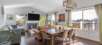 4BR3.5BA w/Epic SJ Valley Views!