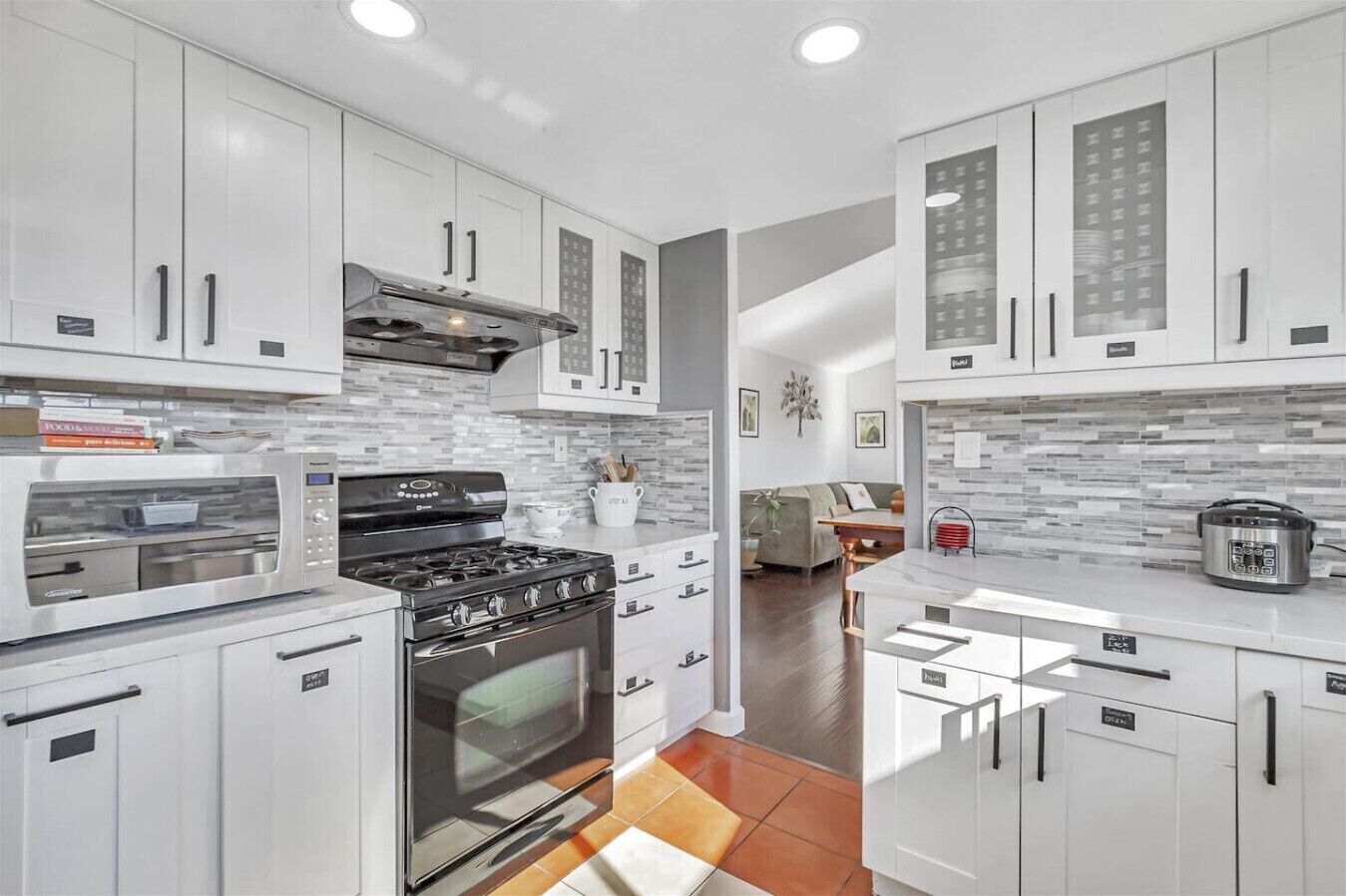 Microwave, oven, dishwasher, coffee/tea maker