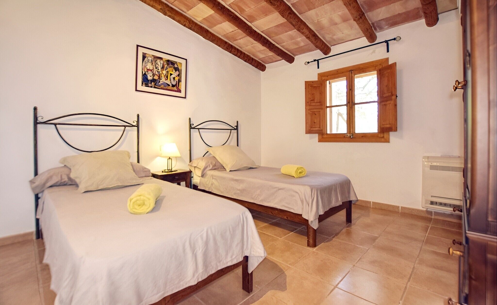 2 habitaciones, tabla de planchar con plancha, wifi y ropa de cama 