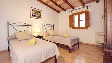 2 habitaciones, tabla de planchar con plancha, wifi y ropa de cama