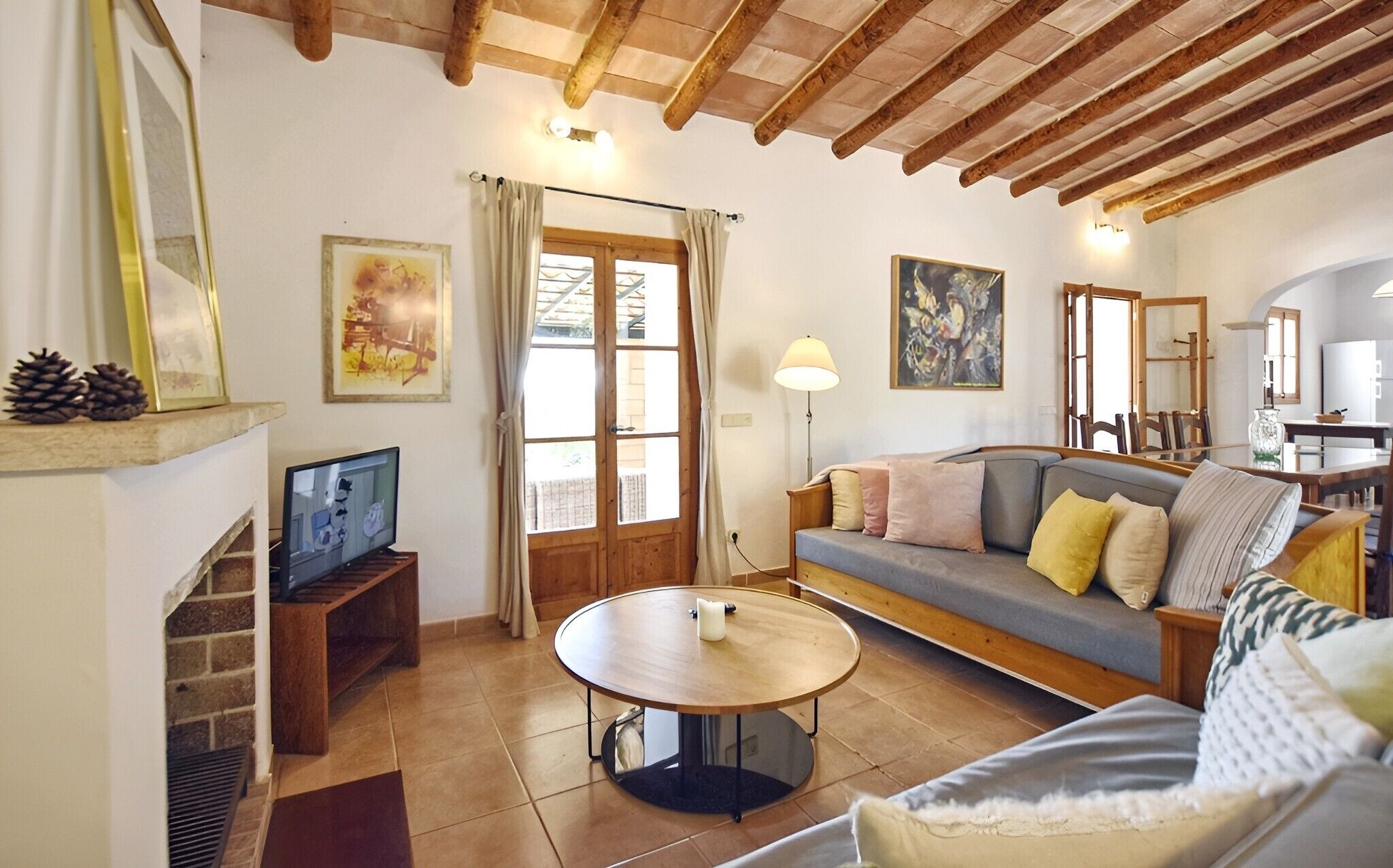 Fernseher, Kamin, Tischtennisplatte