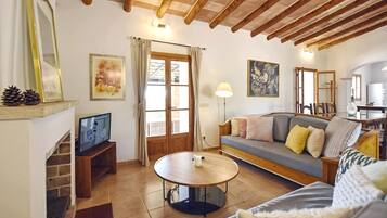 Fernseher, Kamin, Tischtennisplatte