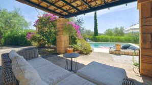 Un espace extérieur aménagé, abrité et doté d’une piscine, ainsi que d’une végétation luxuriante.