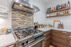 Geladeira, micro-ondas, fogão, cooktop