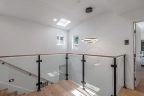 Interior - Large suite w/ private bath steps from DT Mt View (Mountain View)