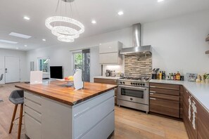 Fridge, microwave, oven, stovetop - Large suite w/ private bath steps from DT Mt View (Mountain View)