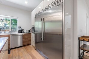 Private kitchen - Large suite w/ private bath steps from DT Mt View (Mountain View)
