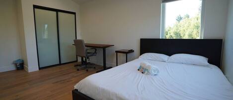 Bureau, fer et planche Ă repasser, Wi-Fi, draps fournis