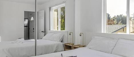 Desk, iron/ironing board, WiFi, bed sheets