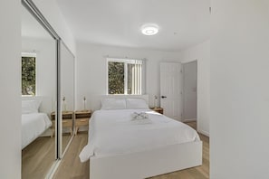 Escrivaninha, ferros/tábuas de passar roupa, Wi-Fi, roupa de cama