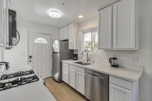 Fridge, microwave, oven, stovetop - Downtown 1bd/1ba ADU (Sunnyvale)