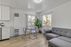 TV - Downtown 1bd/1ba ADU (Sunnyvale)