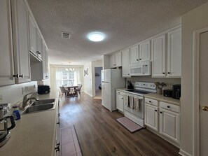 Micro-ondas, cooktop, talheres/pratos/utensílios de cozinha