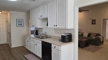 Micro-ondas, cooktop, talheres/pratos/utensílios de cozinha