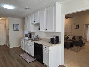 Micro-ondas, cooktop, talheres/pratos/utensílios de cozinha