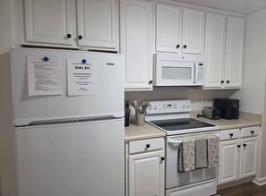 Mikroaaltouuni, liesi, keittoastiat/astiat/ruokailuvälineet