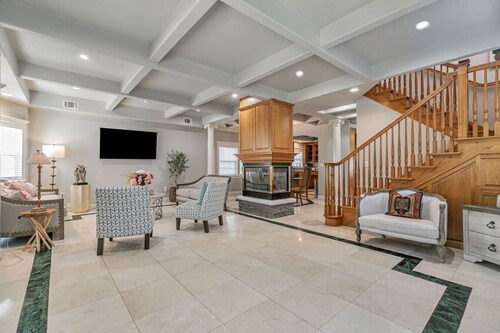 Big 6BR DT SJ Getaway + Huge Backyard